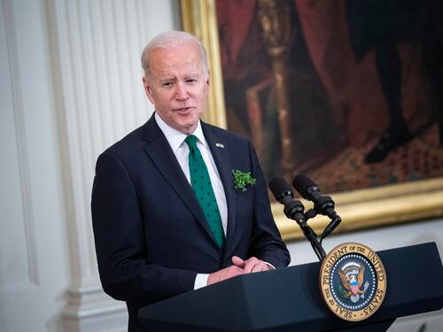 Biden-Xi, dispetti e finti sorrisi. Washington avverte Pechino: "Non fornite le armi a Mosca"