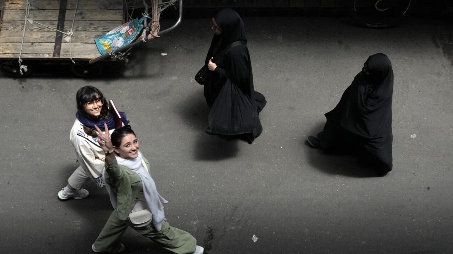 Droni, app e high tech contro le donne: così l'Iran caccia quelle senza il velo
