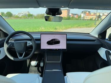 Tesla Model Y Performance: guarda le foto 19