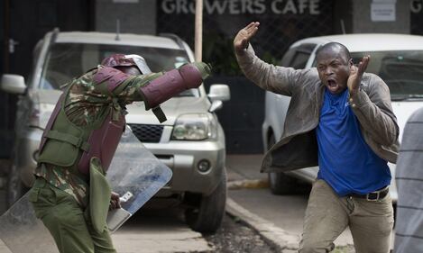 Kenya: polizia usa gas lacrimogeni contro i manifestanti 7