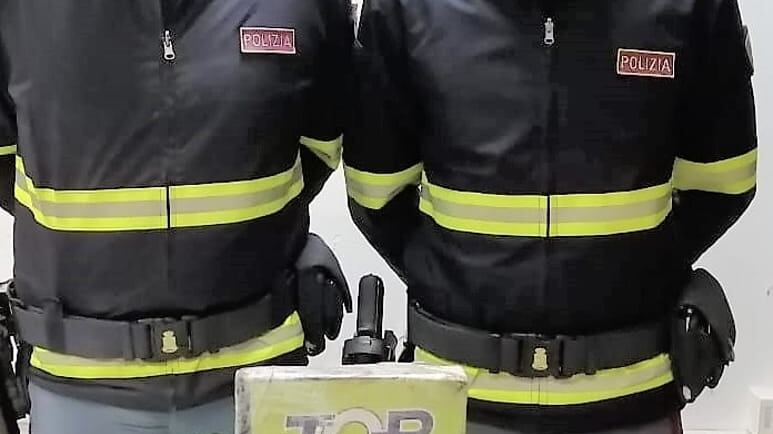 Aveva 10 chili di cocaina in macchina, arrestato corriere della droga