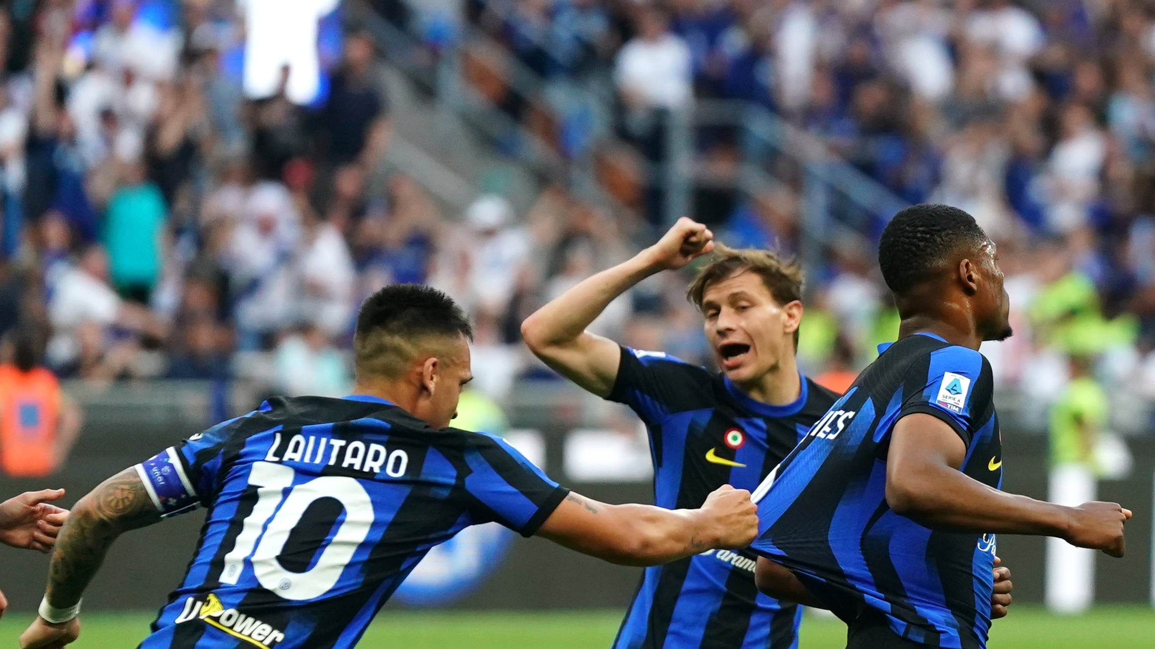 L’Inter riprende nel finale la Lazio: a Kamada risponde Dumfries