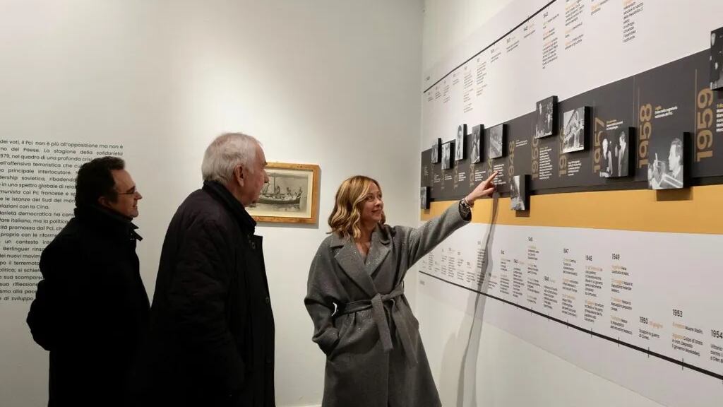 "Il racconto di una storia politica". Meloni visita la mostra dedicata a Berlinguer