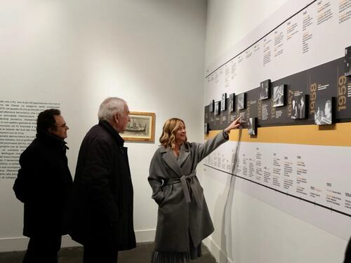 "Il racconto di una storia politica". Meloni visita la mostra dedicata a Berlinguer