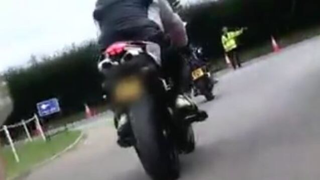 Treviso, cerca di fermare una moto con la scopa: viene investito, entra in coma e muore 