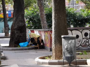 Napoli, il degrado di piazza Cavour 4