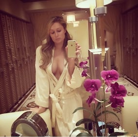 Le sexy curve di Paris Hilton 2