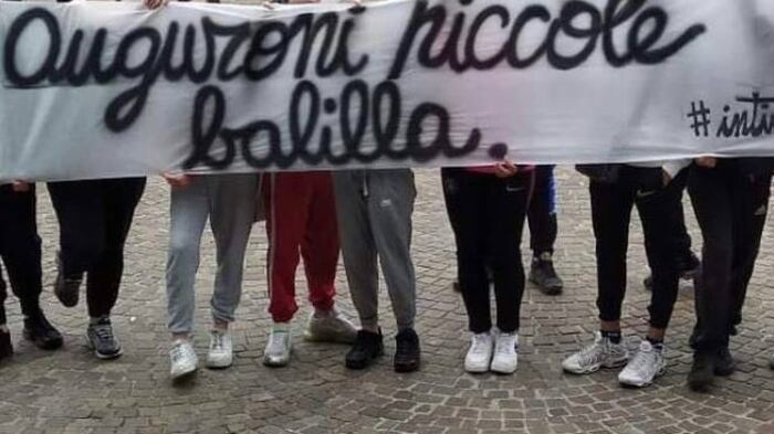 "Auguri piccole balilla". Polemica per lo striscione al battesimo