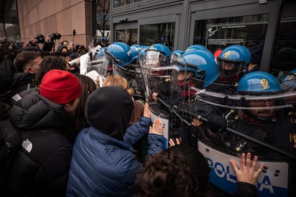 Gli scontri tra manifestanti e polizia a Torino 4
