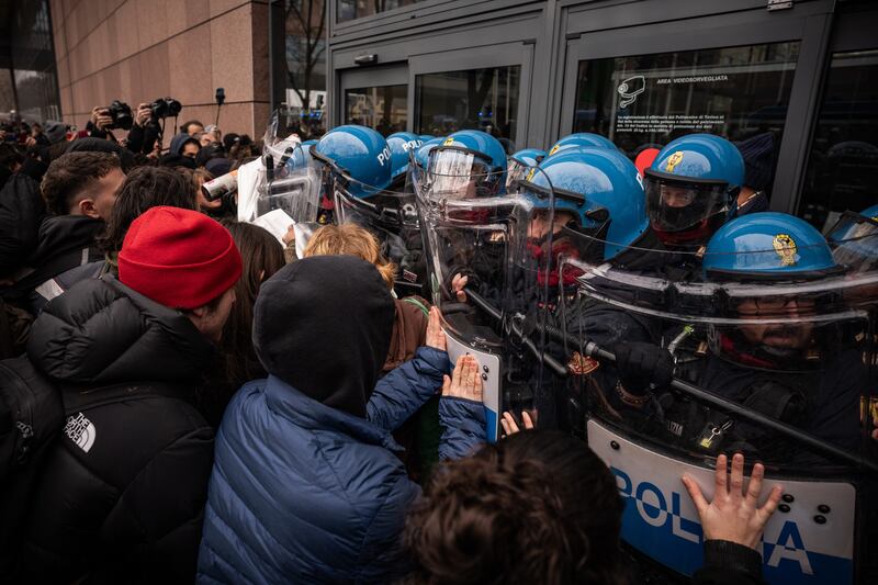 Gli scontri tra manifestanti e polizia a Torino 4