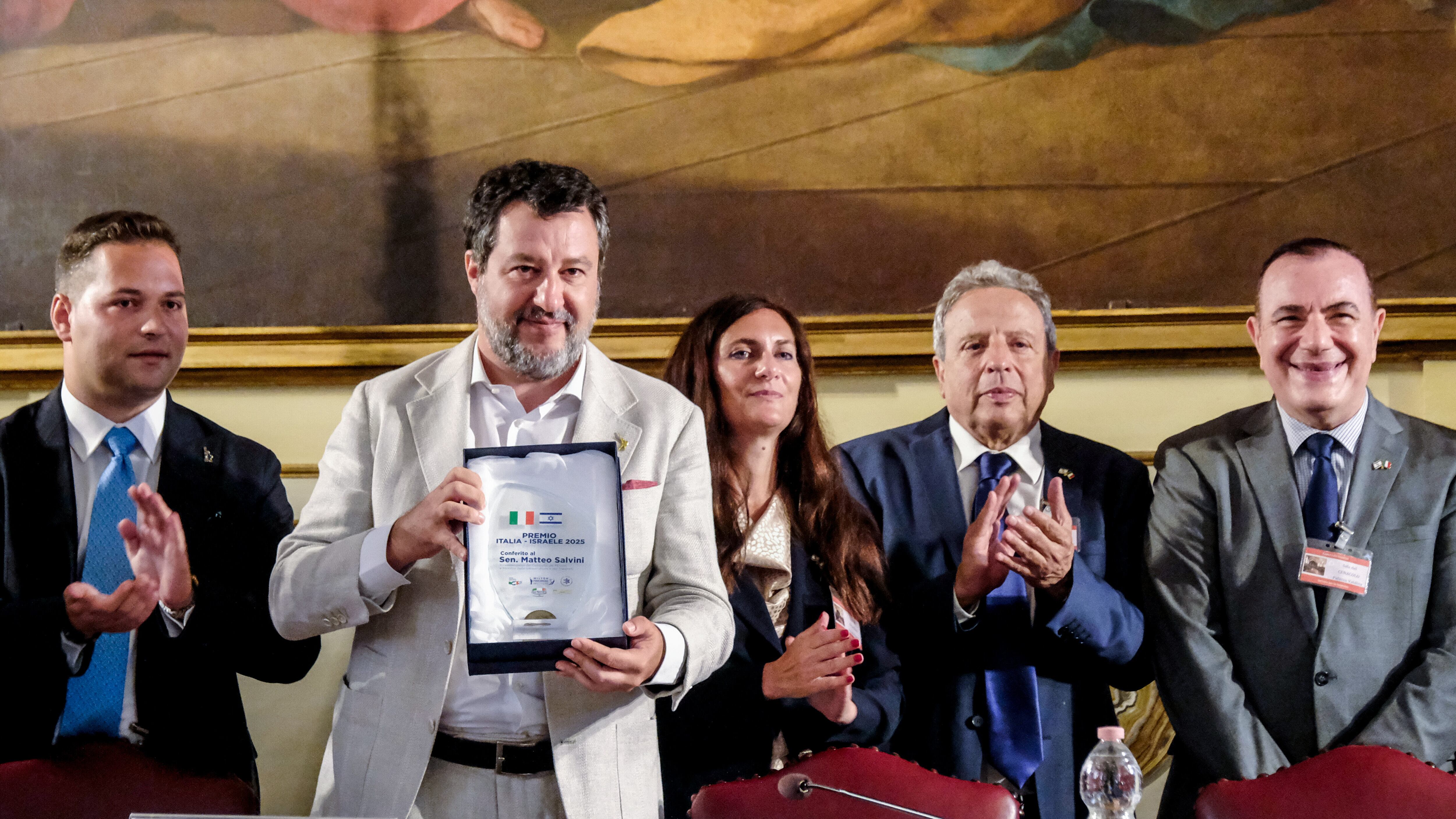 Premio a Salvini "amico del popolo ebraico". Ma la sinistra va in tilt e protesta: "Orribile"