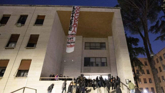 Collettivi e anarchici occupano La Sapienza: l'attacco alla Stato dalle aule
