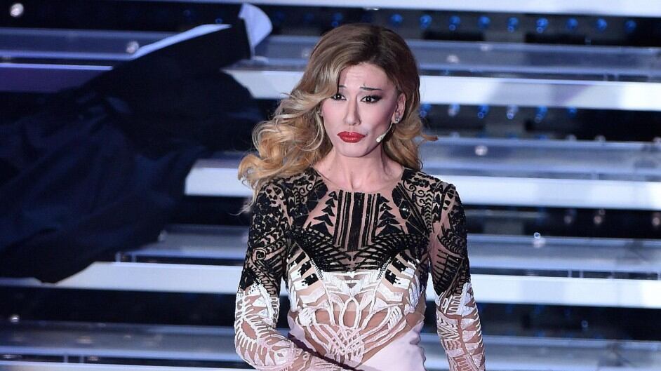 Sanremo, la finta Belen Rodriguez ruba l'abito di Emma Marrone