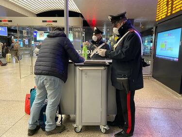 I controlli dei carabinieri alla stazione Termini dopo la promulgazione del decreto di Conte 7