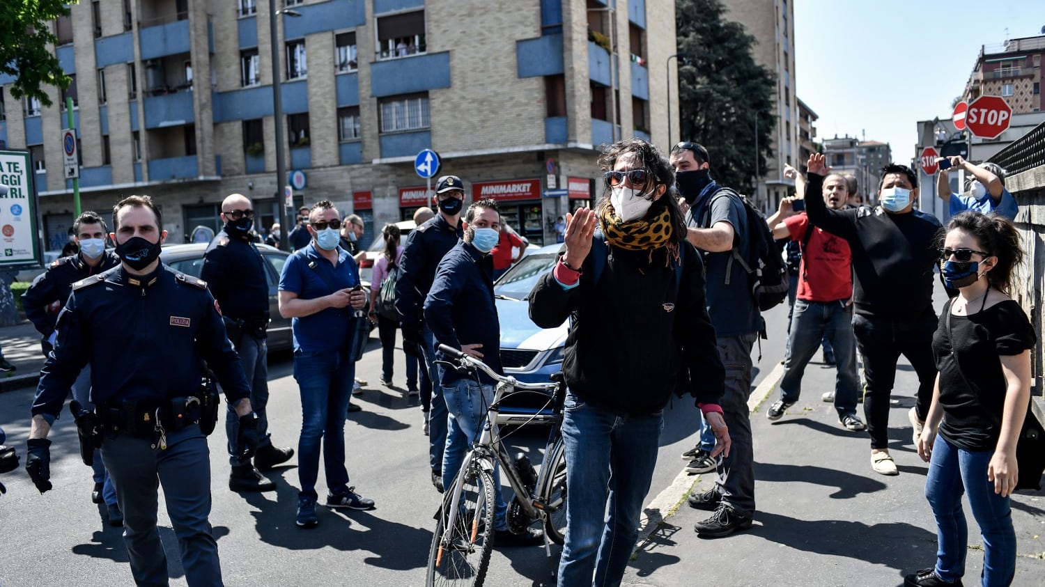 25 aprile, follia centri sociali: così se ne fregano del virus