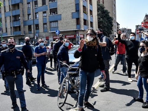 Antagonisti sfidano la polizia. Rompono lockdown a Milano