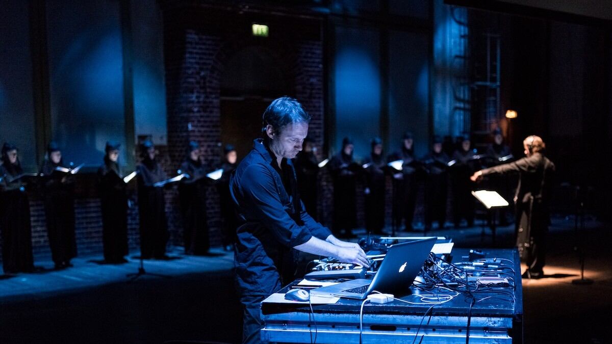 Che bello il viaggio di Helbig tra cori sacri, video e live electronics