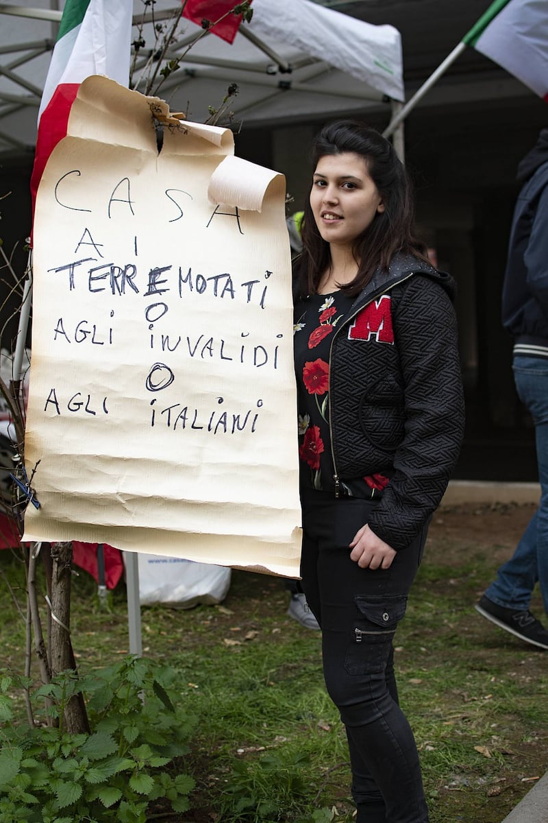 Casal Bruciato, residenti in protesta: "Le case prima agli italiani" 6