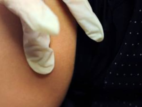 Genitori separati litigano su vaccini al figlio: tribunale lo affida ai servizi sociali