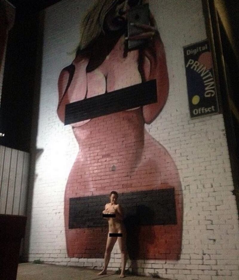 Kim Kardashian, il selfie nudo diventa un murales: foto 4