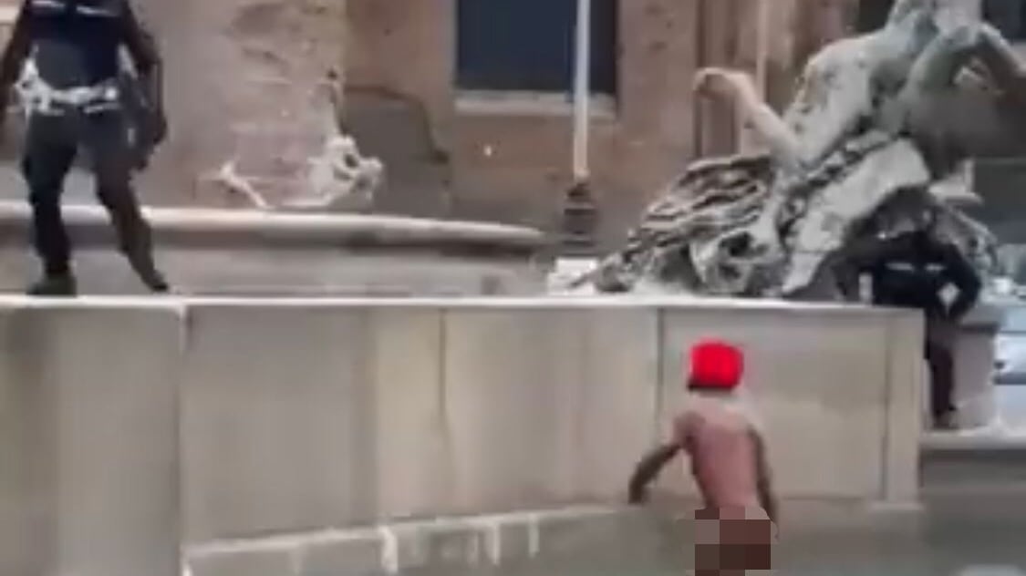 Giovane nudo nella fontana: manganellate per bloccarlo
