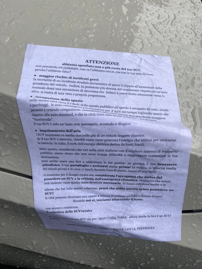 Ecco i suv con le gomme tagliate e i volantini degli eco-attivisti 3