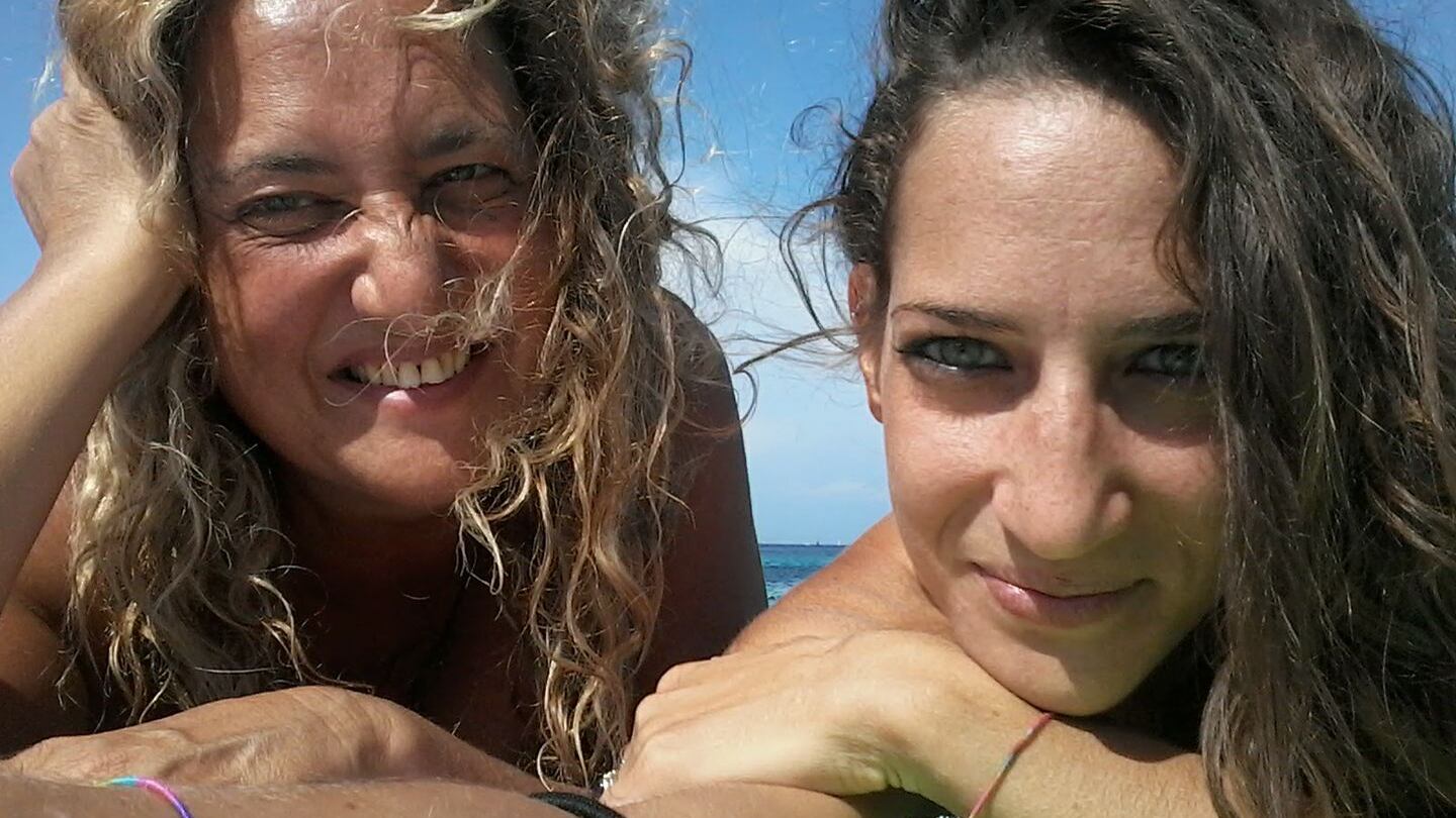 "Una maledetta e schifosa buca, così è morta mia figlia Elena"