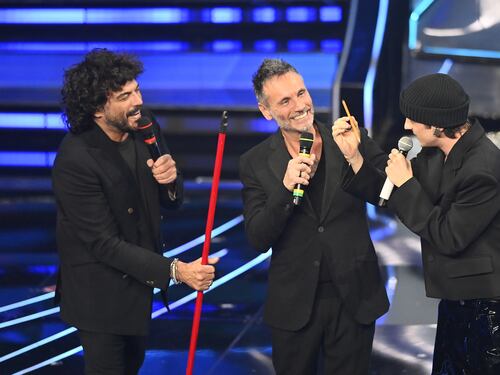 Tutti sul palco con una matita: ecco cosa è successo all'Ariston