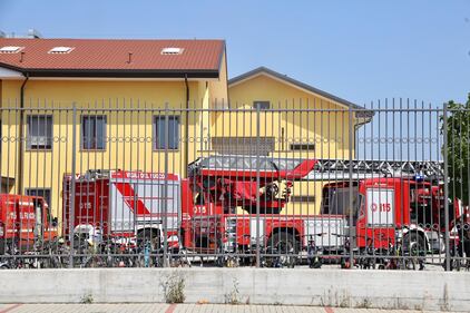 Milano, incendio in un centro di accoglienza 6
