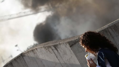 Napoli, grande incendio nell'ex campo rom di Parco Marinella 1