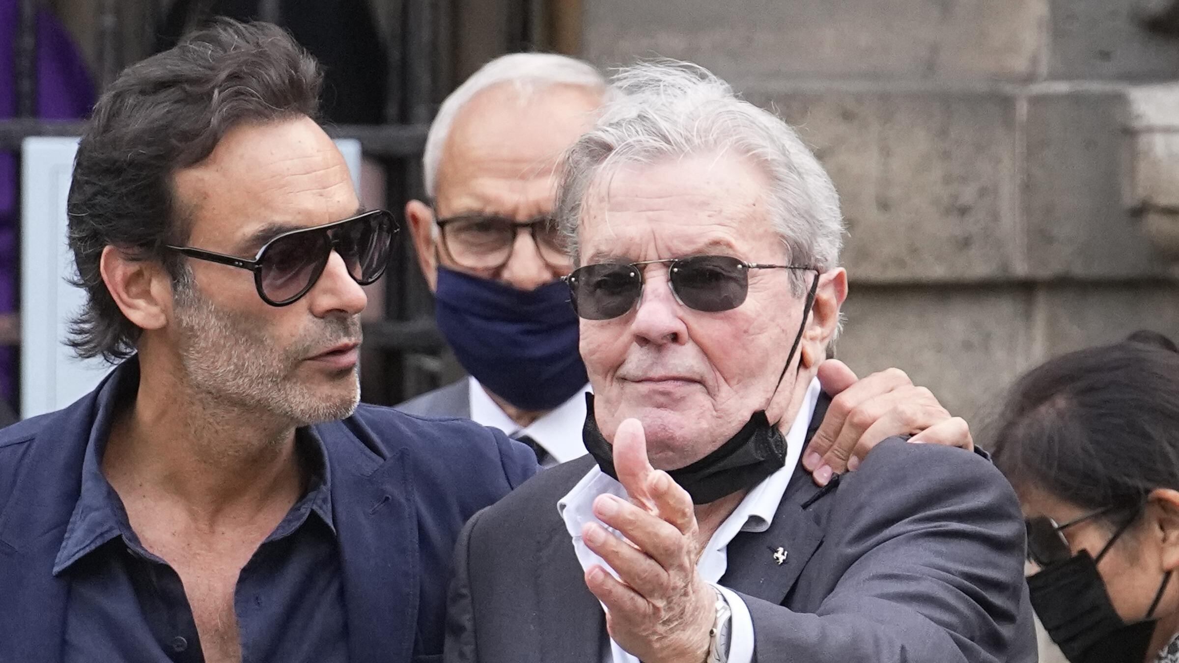 Alain Delon, guerra tra eredi: il figlio Alain-Fabien denuncia i fratelli e chiede l’annullamento del testamento milionario
