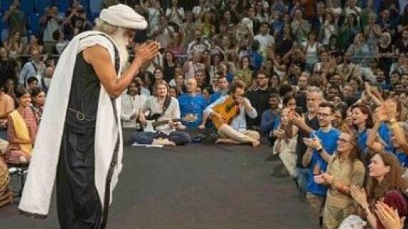 Il "guru ignorante" Sadhguru incanta Milano: la meditazione record