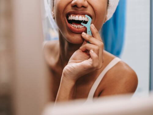Denti gialli: i rimedi naturali che funzionano