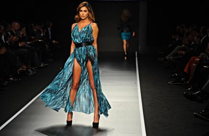 Belen Rodriguez, le mutandine bianche alla sfilata 14