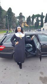 Family day, Efe bal  vestita da suora  3