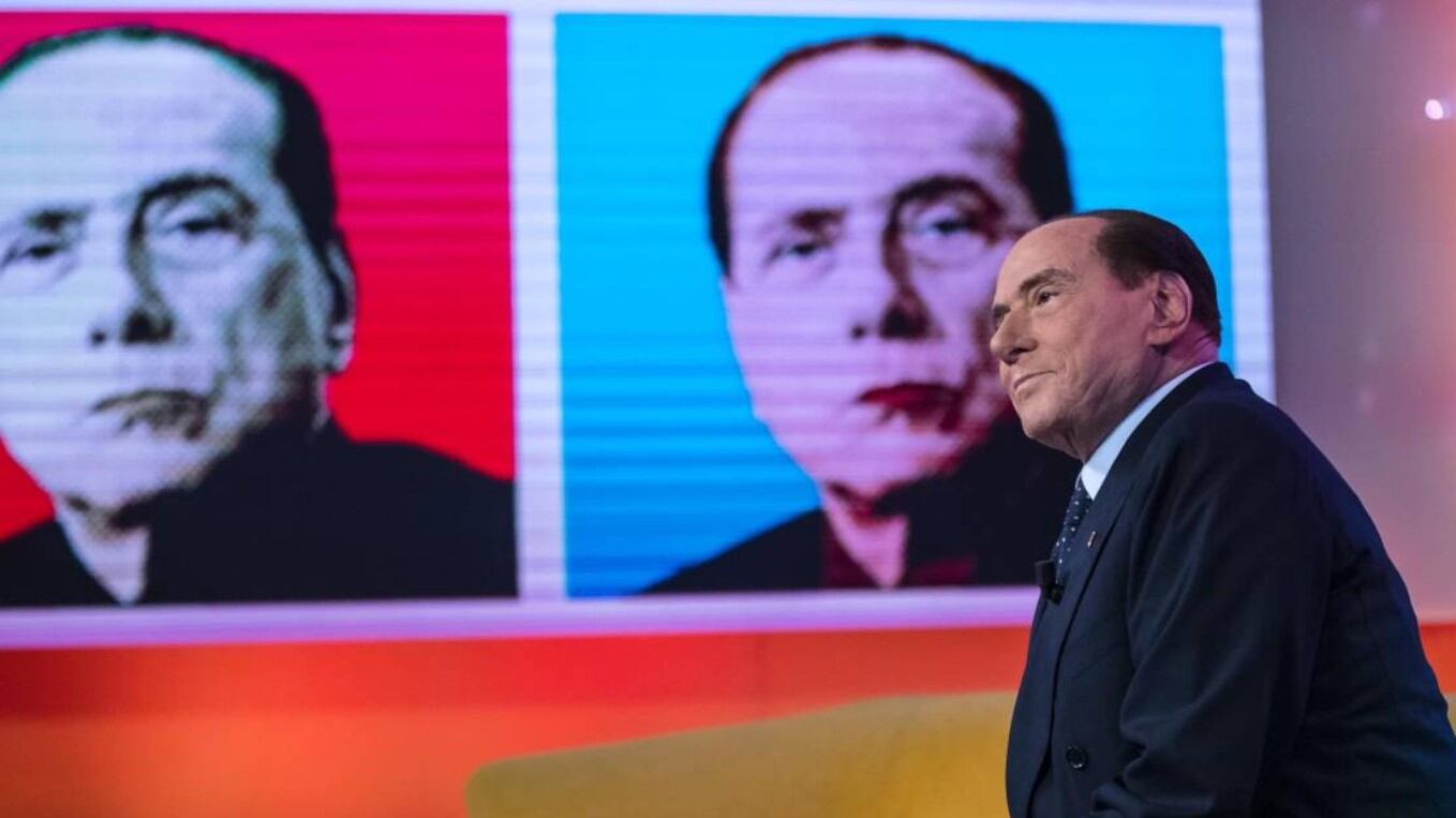 "Non rispettano neanche la morte". Dem via al minuto di silenzio per il Cav