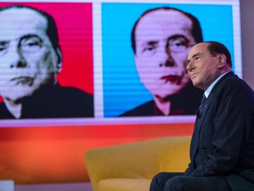 "Non rispettano neanche la morte". Dem via al minuto di silenzio per il Cav