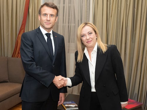 "Caos pensioni in Francia per le bugie della sinistra. Sì all'asse Macron-Meloni"