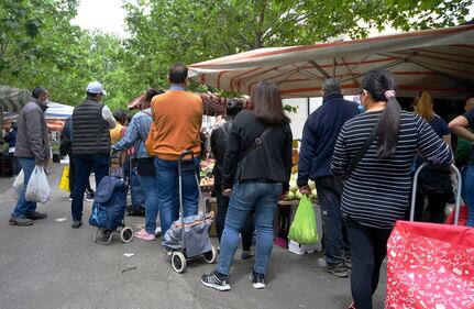 Gente accalcata ai mercati aperti a Milano in pieno coronavirus 4