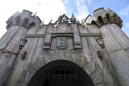 Benvenuti a Dismaland, il tetro parco giochi di Banksy 9
