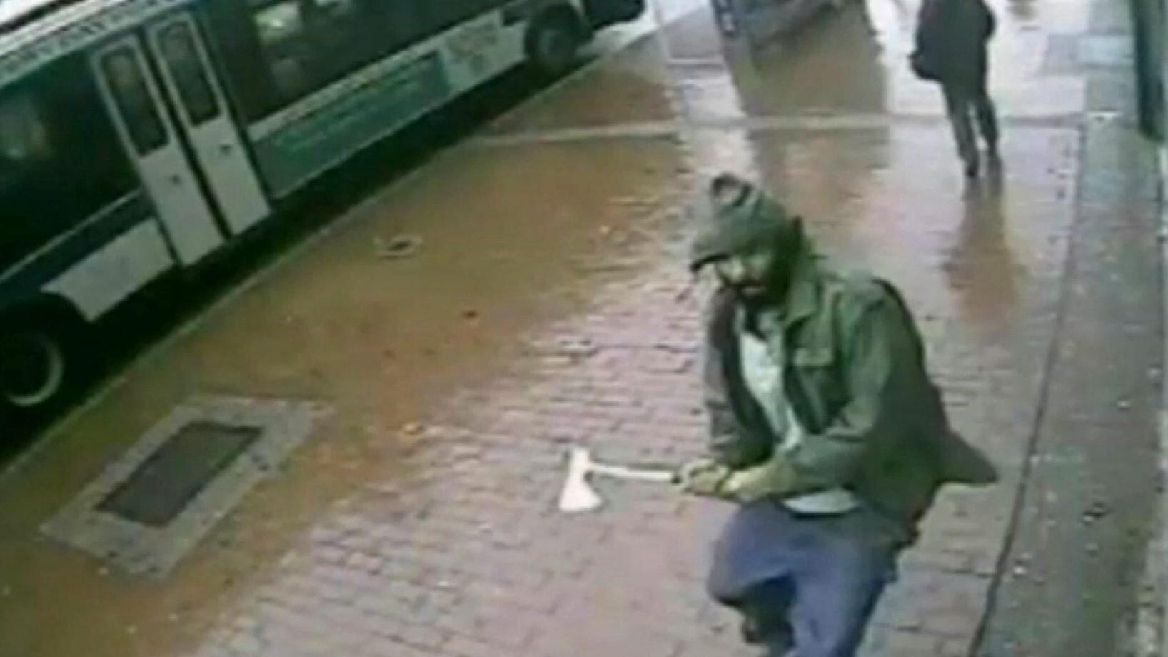 Terrore a New York A colpi d'ascia contro i poliziotti