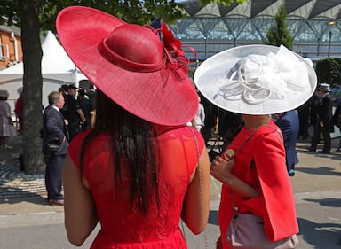 Royal Ascot, i copricapi più bizzarri sfoggiati dall'aristocrazia inglese 20