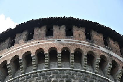 Crollano frammenti della torre: paura al Castello Sforzesco 15