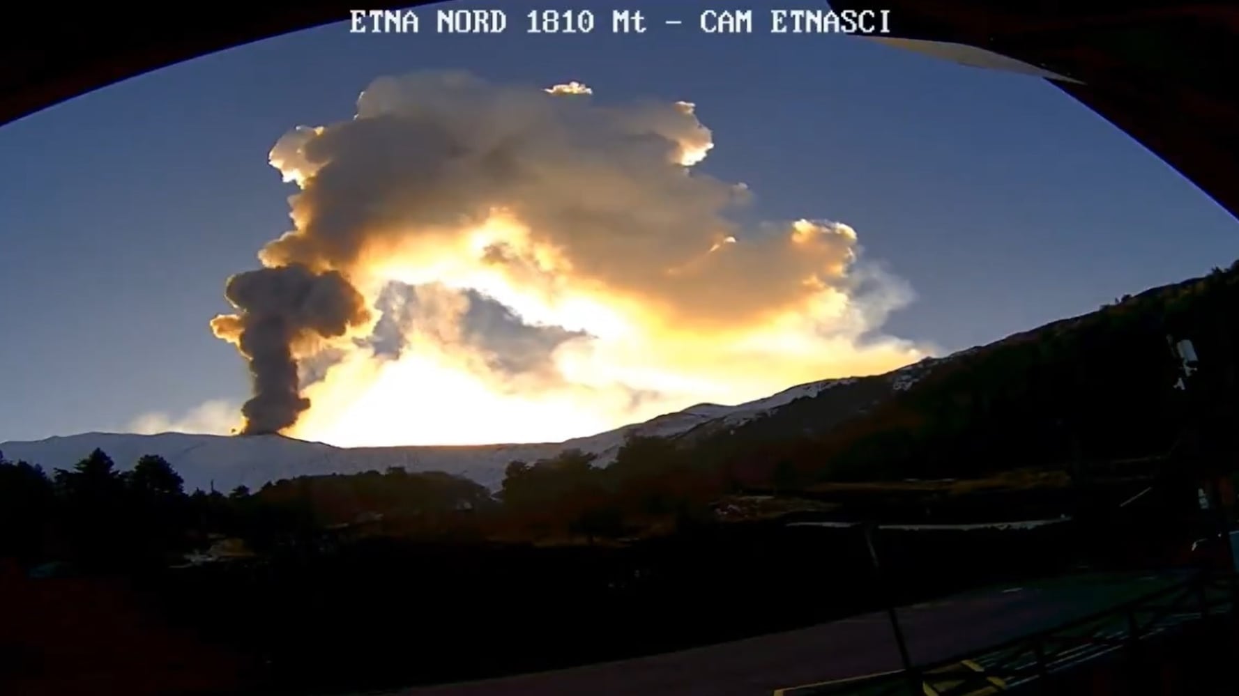 Il vulcano Etna fa impressione, fontane di lava alte 400 metri: scatta l'allerta