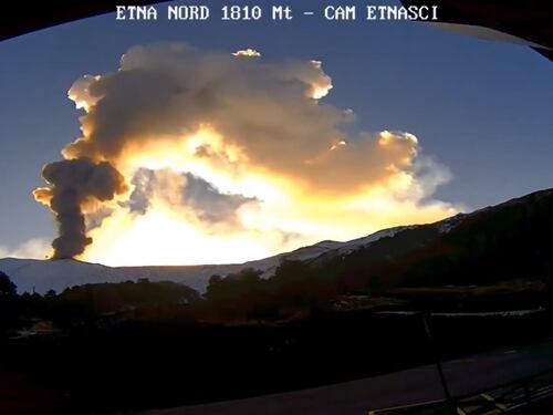 Il vulcano Etna fa impressione, fontane di lava alte 400 metri: scatta l'allerta