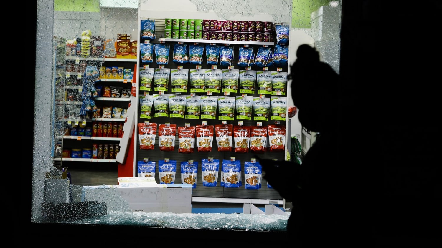 La protesta si fa razzia: a New York saccheggiate le vie dello shopping