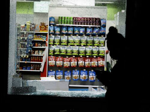 La protesta si fa razzia: a New York saccheggiate le vie dello shopping