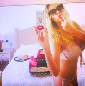 Valeria Marini: baci e foto sexy su Instagram 16
