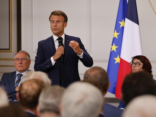 Il "mea culpa" di Macron con i sindaci