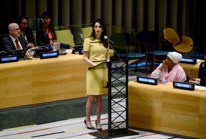 Amal Clooney con il "pancino" all'evento contro l'Isis 35
